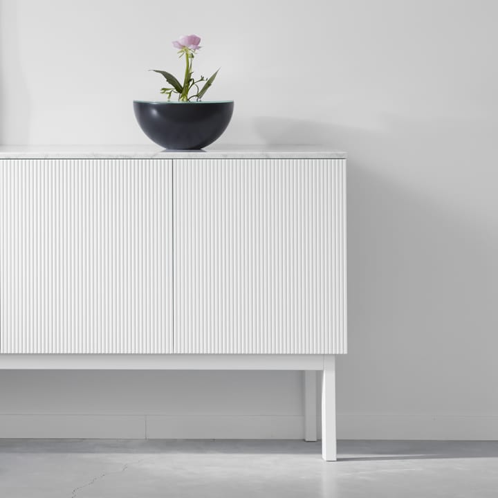 Beam sideboard, hvid lak, hvid sokkel, topplade i carrara marmor A2