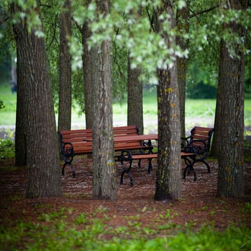 Byarum bænk - Fyrretræ brun lasur, hvidt stativ - Byarums bruk