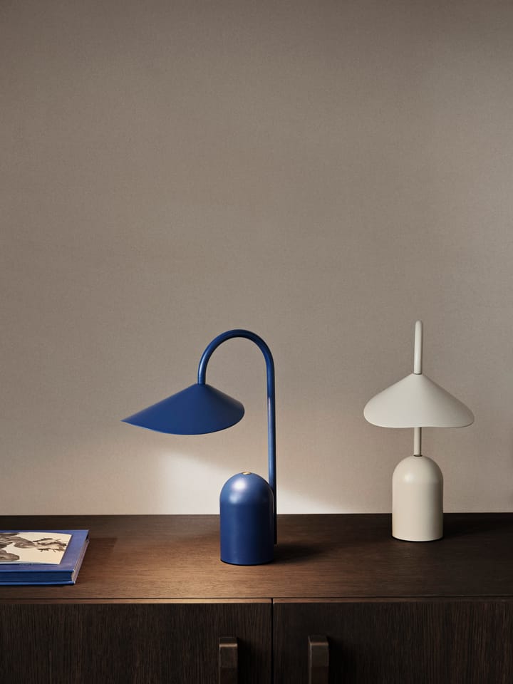 Arum bærbar lampe, Bright Blue ferm LIVING