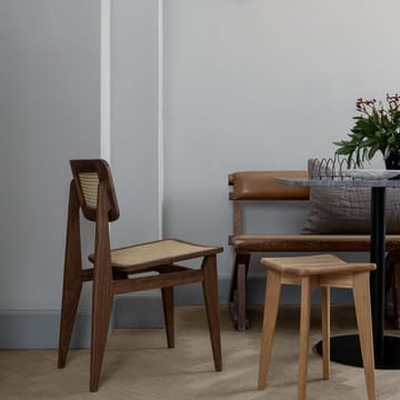 C-Chair stol - american walnut, naturflettet sæde og ryg - GUBI