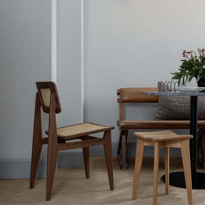 C-Chair stol, american walnut, naturflettet sæde og ryg GUBI