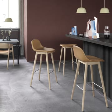 Fiber bar stool 75 cm - dusty green, mørkebrunbejdsede ben - Muuto