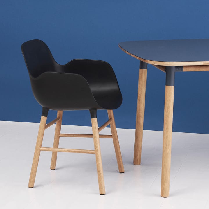 Form karmstol - black, ben i egetræ - Normann Copenhagen