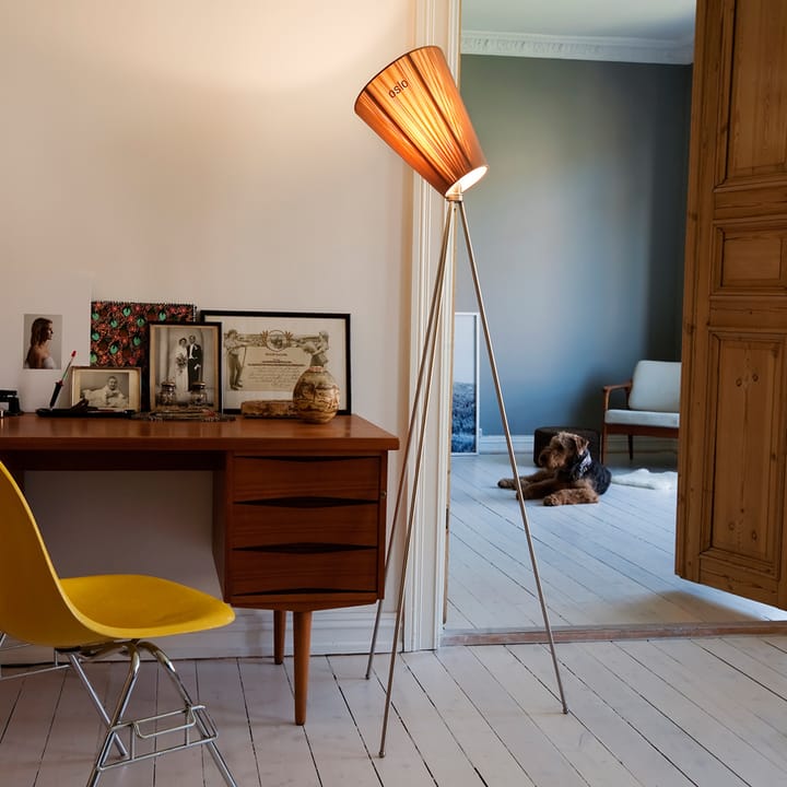 Oslo Wood gulvlampe, caramel, gyldent stel Northern