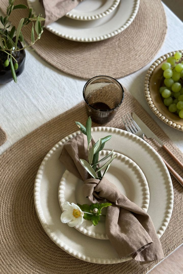 Nærbillede af Swedish Grace fra Rörstrand i farven Tåge på et elegant grå dækket bord.