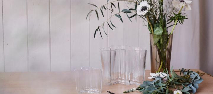 Alvar Aalto vaser fra Iittala er på bordet som de perfekte vaser til afskåret blomster.