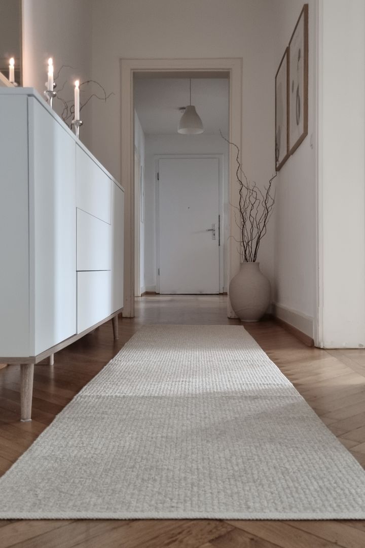 Hvordan dekorer man en lille entré - inspiration fra @wohnfuehlen_mit_stil med et langt smalt tæppe fra Scandi Living for at skabe et rum med en hyggelig følelse.