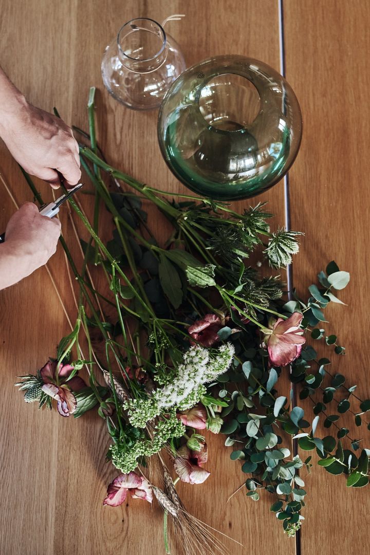 En buket blomster der får et frisk snit så de kan suge mere vand.