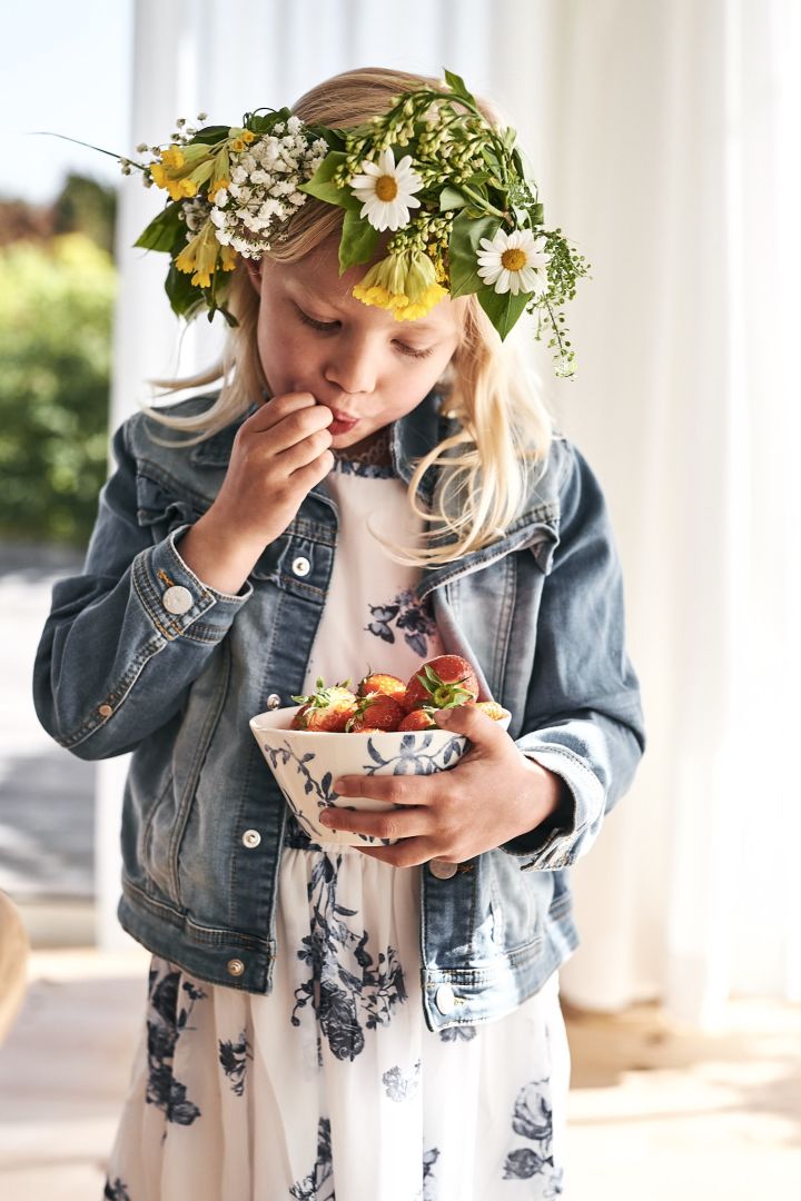 Havspil morgenmadskål i blå og hvid fra Scandi Living, fyldt med jordbær.