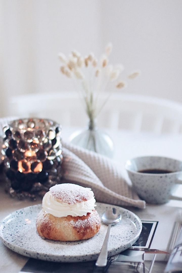 Semlor er et af Sveriges yndlingsbagværk. Her kan du se en på en Poppi-tallerken fra Olsson & Jensen foran en Poppi-kop hjemme hos den svenske influencer @picsbyellen.