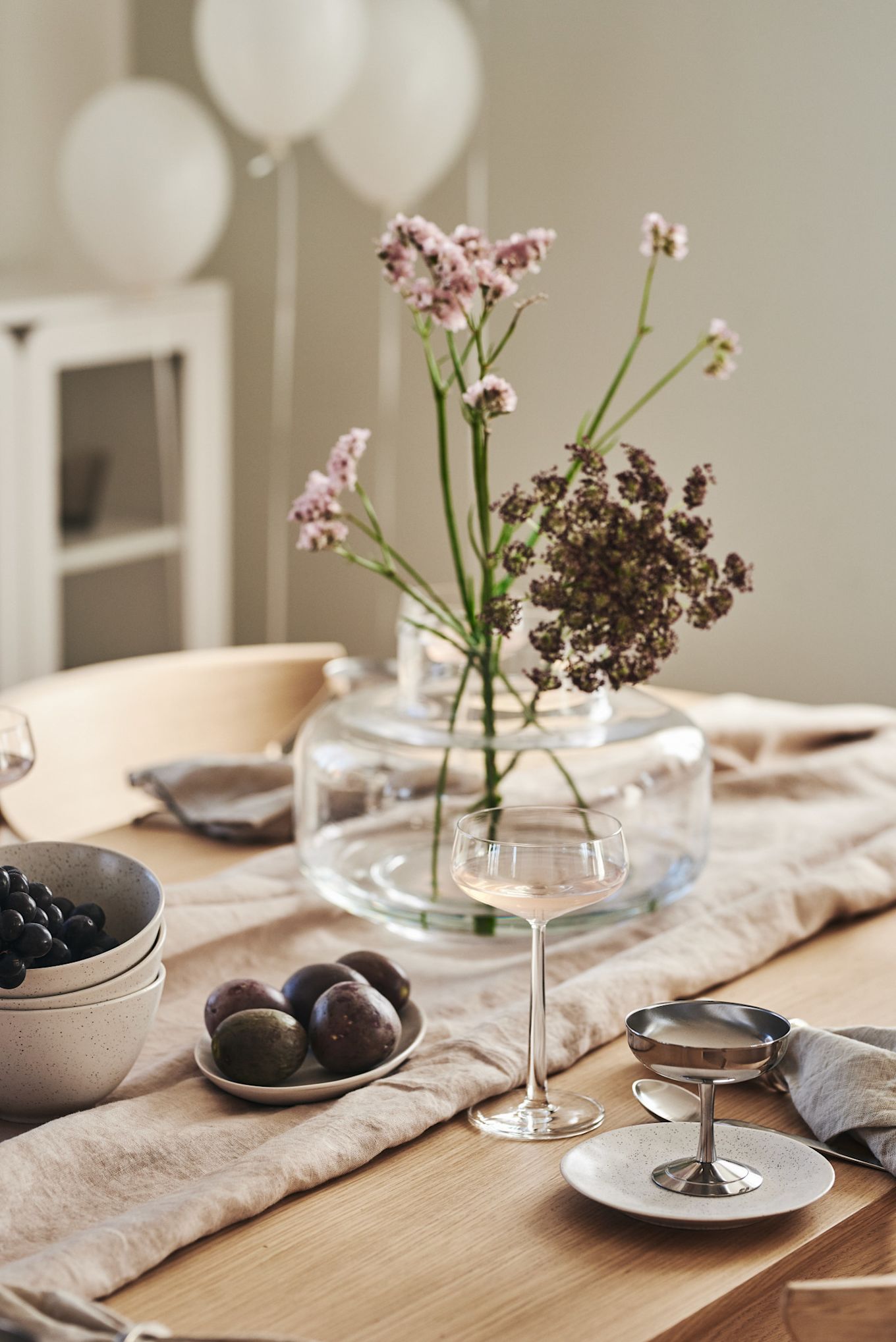 Et romantisk måltid hjemme går også hånd i hånd med de rette borddekorationer. Her kan du se en simpel borddækning med glas fra Essence kollektionen fra Iittala og en vase med blomster i den.