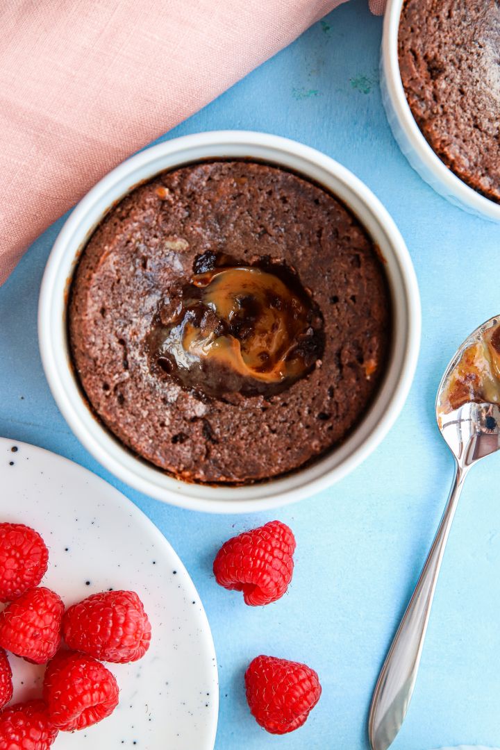 Her kan du se en god chokolade fondant i en hvid ramekin fra Pillivuyt, en af Fridas chokolade dessert opskrifter. 