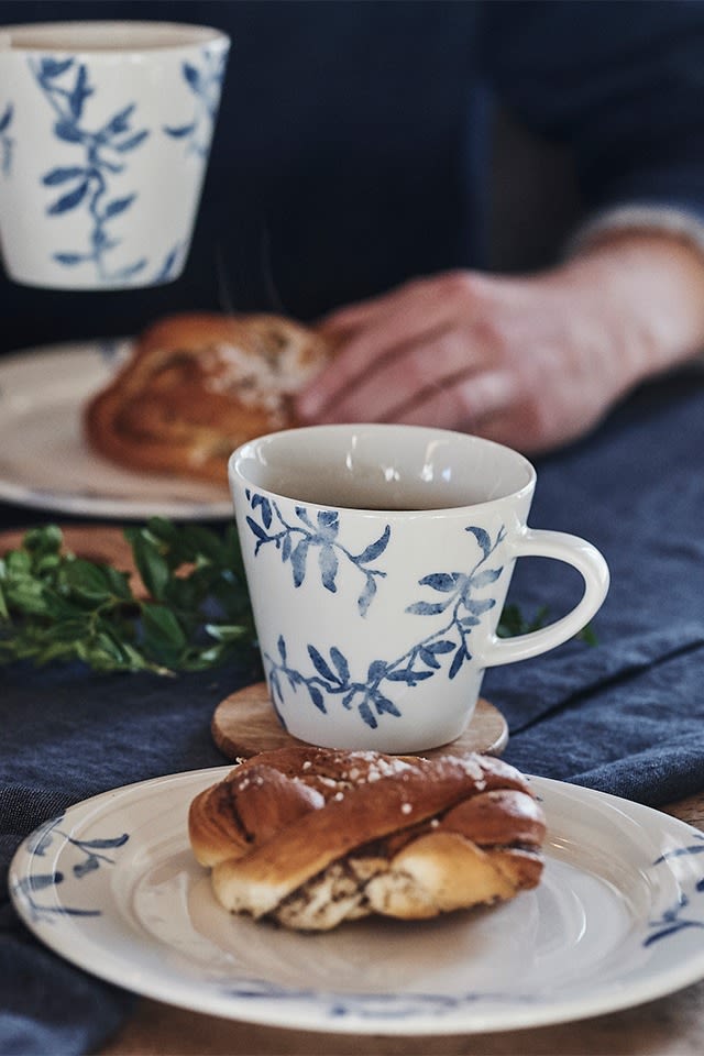 Typisk svensk fika med kaffe og kanelsnegle, serveret på blåt og hvidt porcelæn fra Scandi Living. 