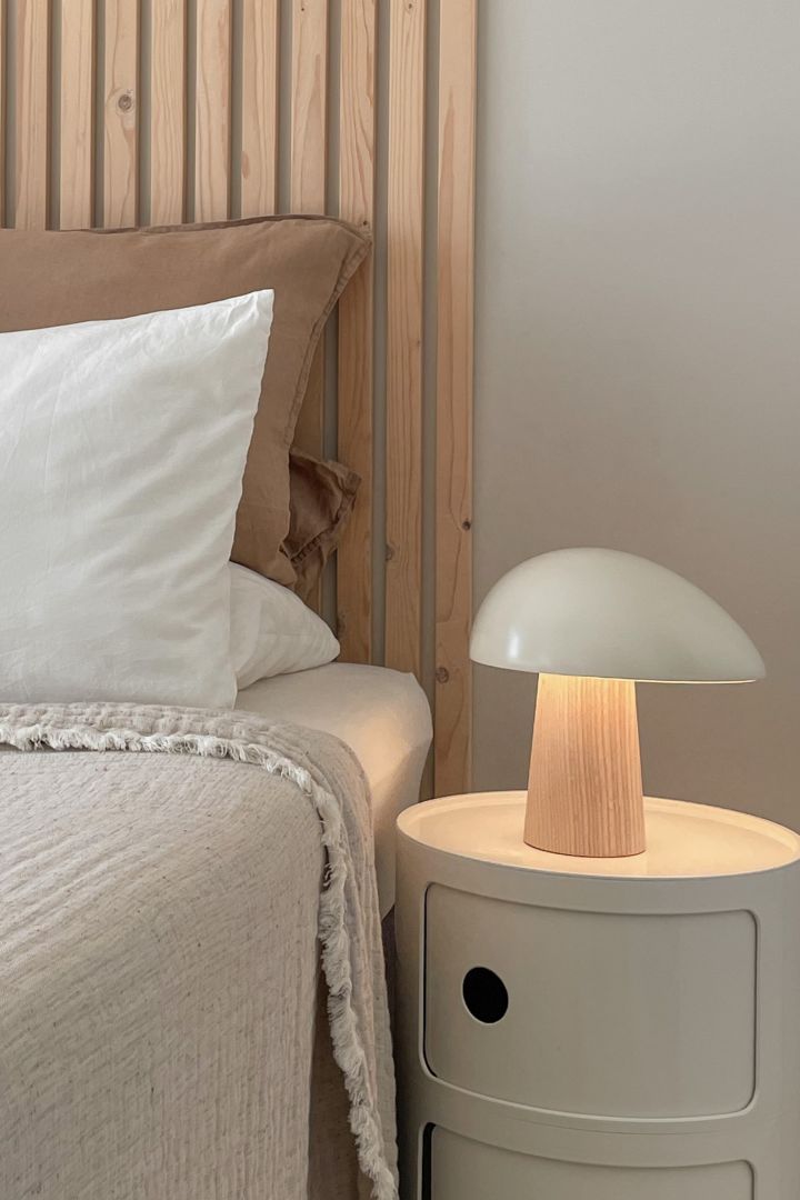 Denne sæsons mest trendy svampelampe. Her kan du se Night Owl bordlampen i aske fra Fritz Hansen i hjemmet hos tyske influencer @our_home_living. 