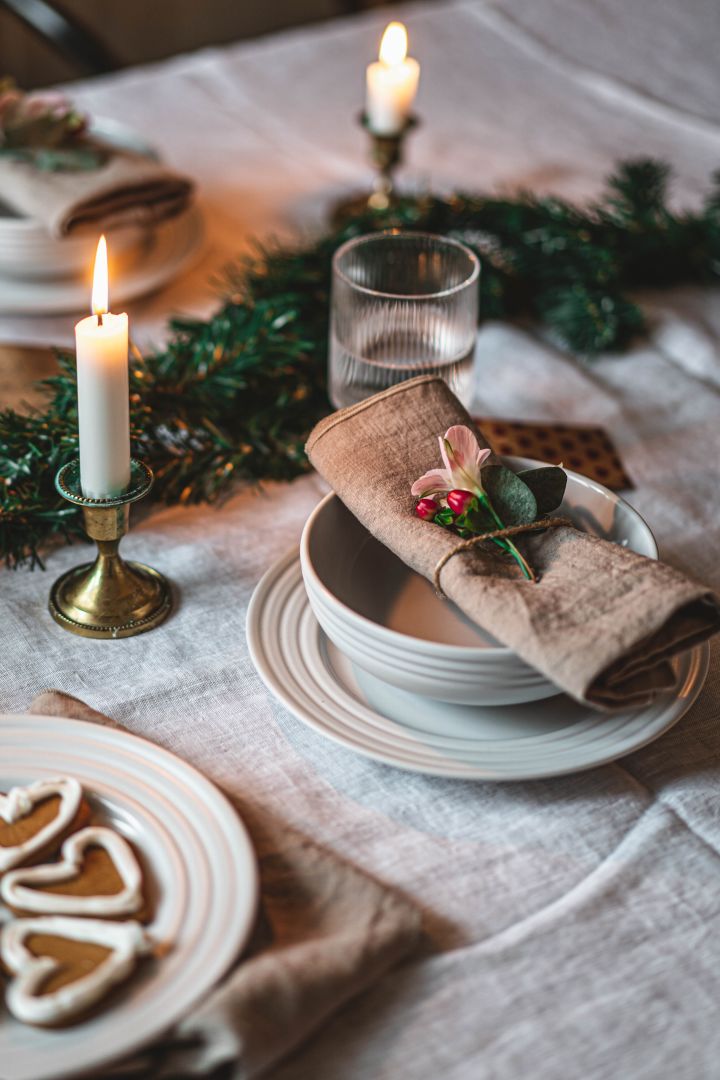 Julegaveidéer - giv et stilfuldt porcelænssæt, her i hvidt fra NJRD på en fantastisk julebordsopdækning fra Hannes Mauritzson. 