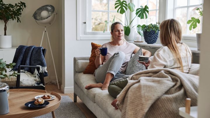 Skab em hyggelig stue med kaffe og kage med dine venner i en hyggelig og inviterende atmosfære.