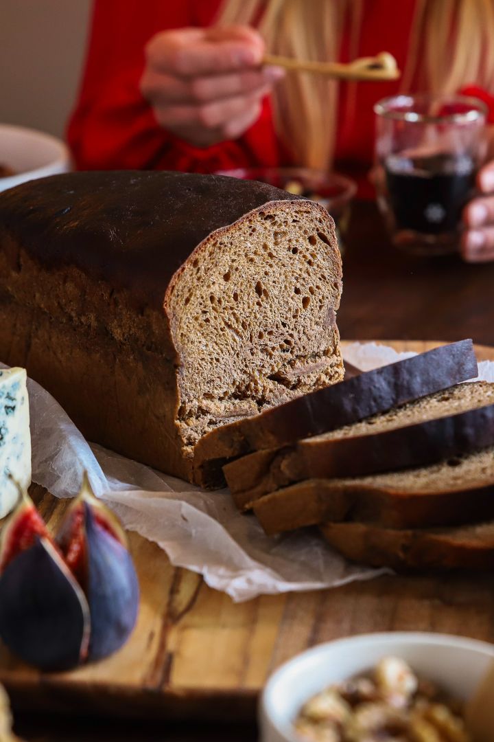 Baka med Fridas tip til enkle juleopskrifter er et klassisk vørtbrød som serveres på et fint skærebræt sammen med gode oste og figen.