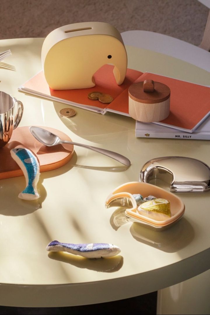 Penge er også ofte en populær gave til et babyshower. Pak dem sødt ind i den gule Miniphant sparebøsse fra Georg Jensen, som er både praktisk og dekorativ.