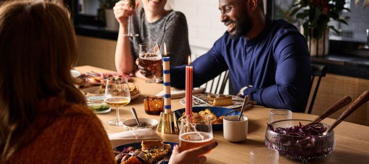 Fejr en nordisk jul med vennerne omkring julebordet.