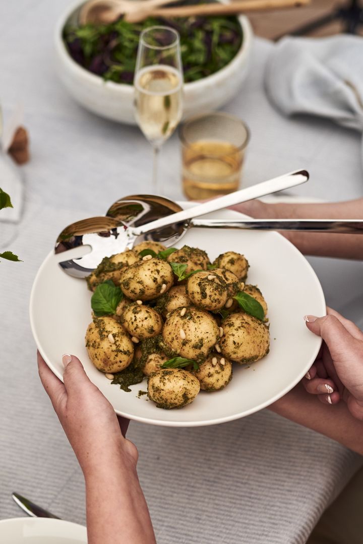 Hold en svensk krebsefest og server pesto kartoffelsalad som du kan servere med krebsene.