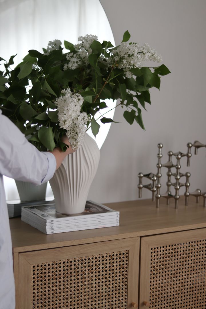 Sådan indretter du en lille gang - inspiratio fra @hemmahosfalk med Anna vasen fra Swedese med friske blomster gør en gang mere indbydende.