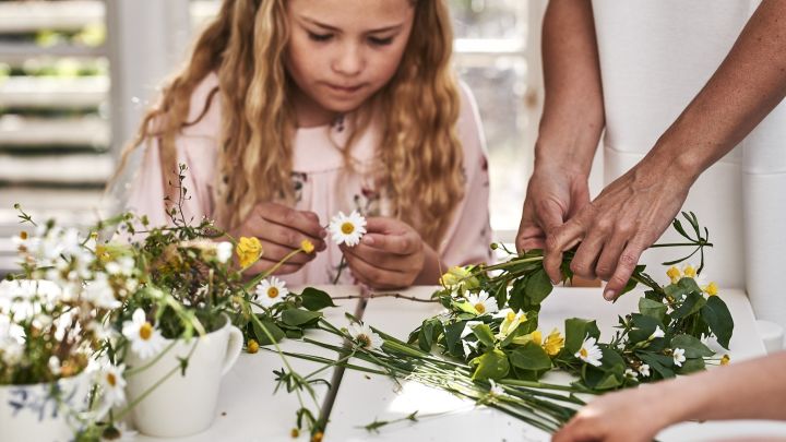 Hold en rigtig midsommer fest og lav blomsterkranse med hele familien.