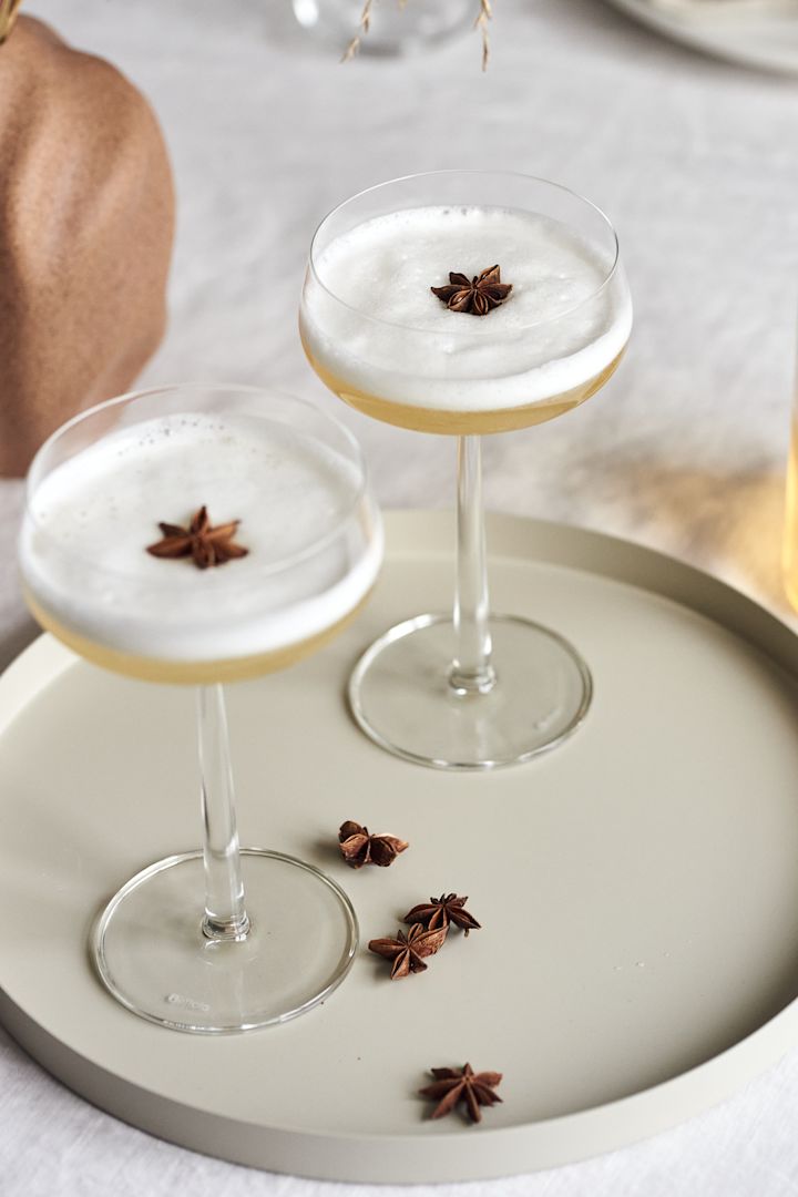 4 festlige cocktailopskrifter til nytår - drinks i Iittala Essence Cocktailglas på bakke fra Cooee Design.