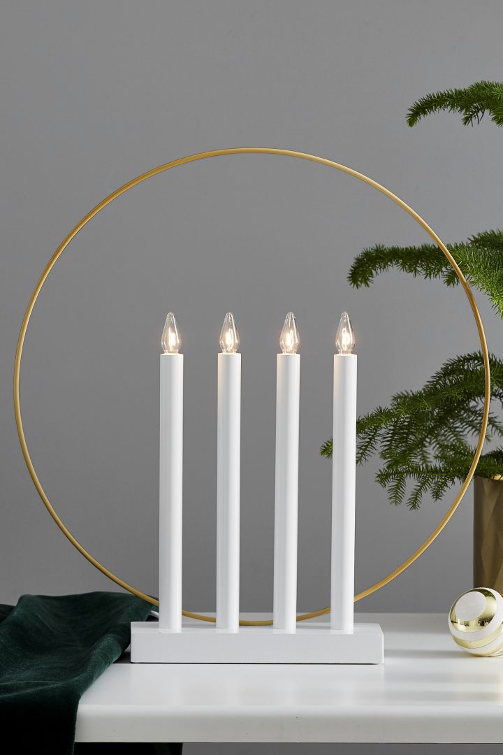 Lad dig inspirere af stilfulde adventsstager til jul - her ser du den stilfulde og moderne Glory adventsstage i sort/hvid og guld fra Star Trading.