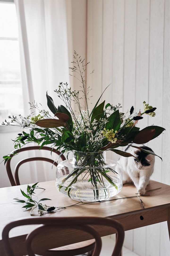 Denne Urna vase fra Marimekko med en buket blomster fra Blombruket.