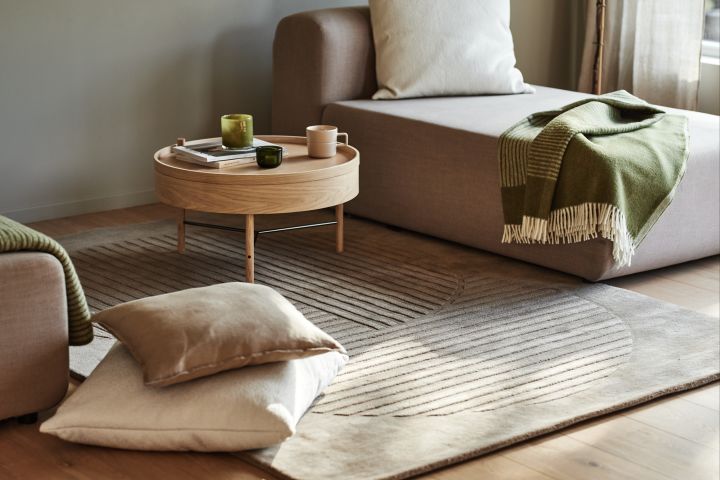 En stue med et beige tæppe og grøn uldplaid fra NJRD Edges kollektion.