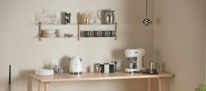 Her ser du en velorganiseret kaffebar med en Smeg kaffemaskine og elkedel, kaffekopper, kander og en Flowerpot-pendel fra &tradition.