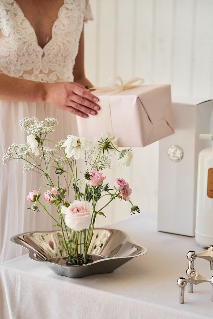 Her kan du se Alvar Aalto skålen i rustfrit stål blive brugt som en vase på et bryllupsgavebord. Prøv denne unikke idé på din bryllupsdag. 