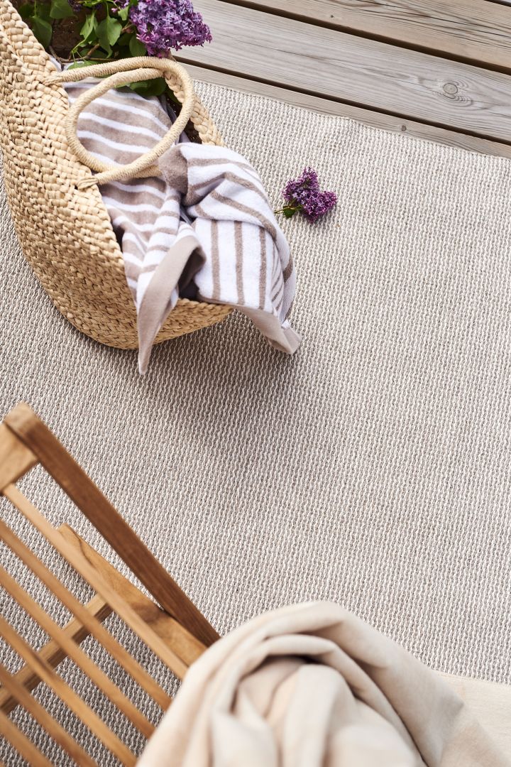 Plastiktæppe i nude beige fra Scandi Living giver dit hjem et rent look i vores guide til at vælge det rigtige tæppe.