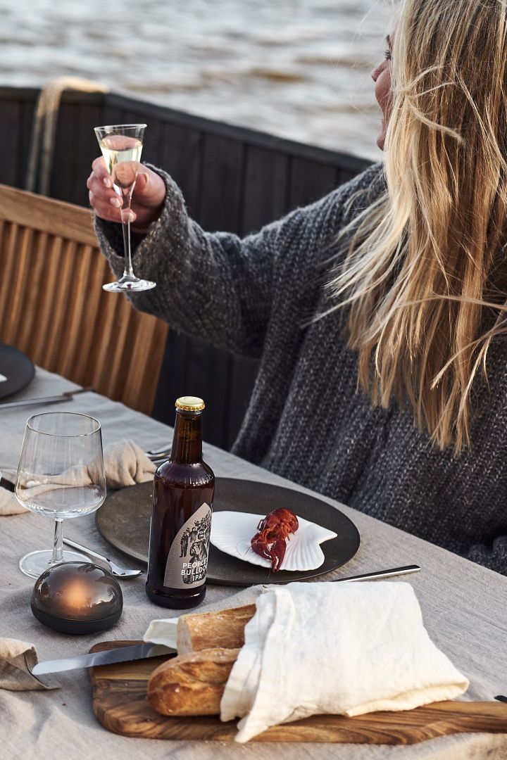 Hold en svensk krebsefest og vær en del af de svenske traditioner ved at tage shots af snaps og synge druksange.