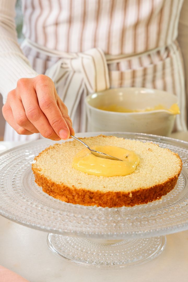 Baka med Frida til nytår – 3 festlige chokolade dessert opskrifter. Her kan du se Kastehelmi kagefad fra Iittala. 