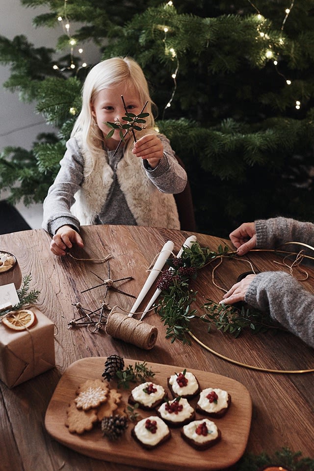 Adventshygge med julehåndværk for store og små og julegodter på bordet. 