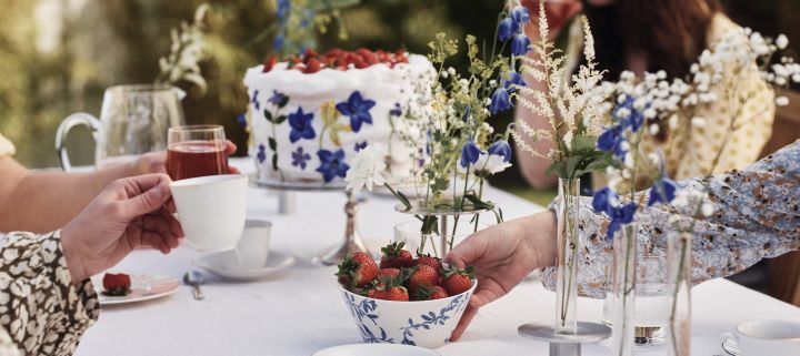 Nyd en rigtig svensk midsommer fejring, blå og hvide bord dekorationer er traditionelle som havspil skålen fra Scandi Living fyldt med jordbær.