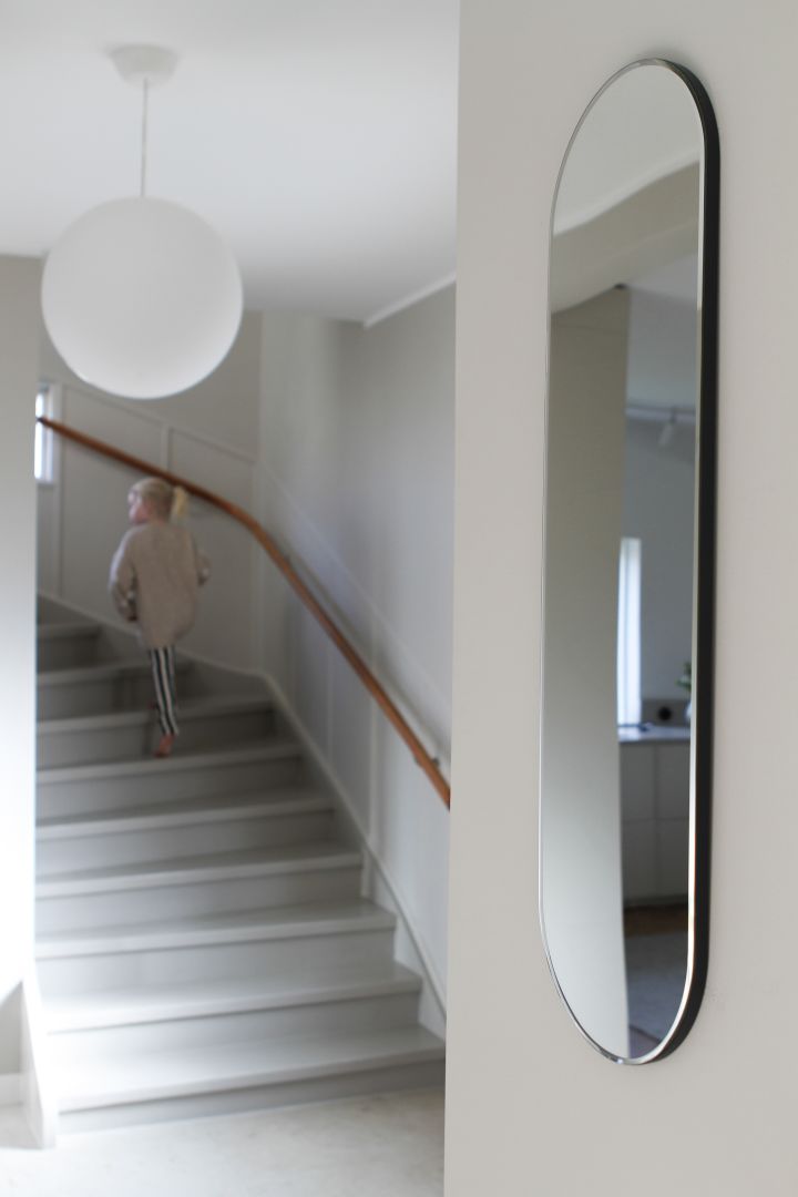 Dekorer en lille entré - inspiration fra @moeofsweden hvor at et aflangt ovalt spejl fra Montana skaber plads i din gang.