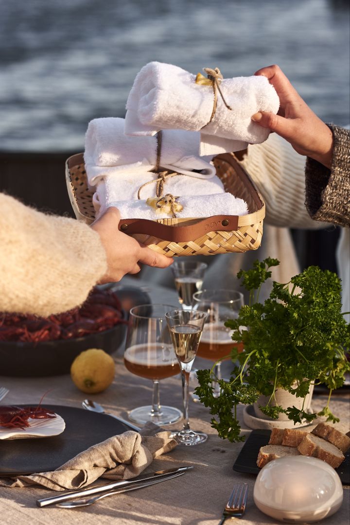 Hold en svensk krebsefest og placer en lille kurv på bordet fyldt med våde håndklæder til dine gæster til at vaske deres hænder.