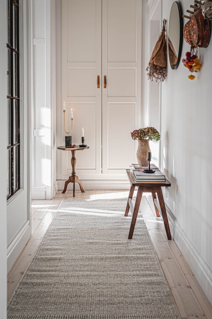 Hvordan dekorere du en lille entré - inspiration fra @hannesmauritzson hvor et langt smalt tæppe fra Scandi Living skaber et rum og giver en hyggelig fornemmelse.