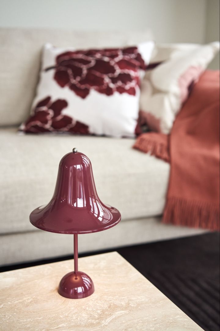 Den trådløse Pantop lampe fra Verpan i bordeaux er den ideelle bryllupsdagsgaveidé til parret der fejrer deres rubin bryllupsdag.