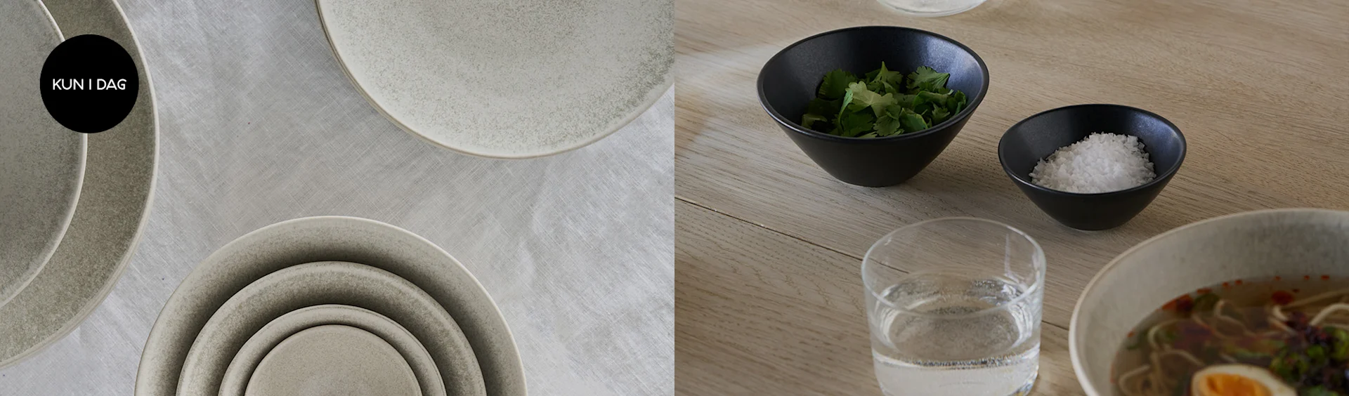 Splitbillede: Stabel af grå tallerkener og 'KUN I DAG' tag på dug. Til højre, ramen, vand, og små skåle med koriander og salt.