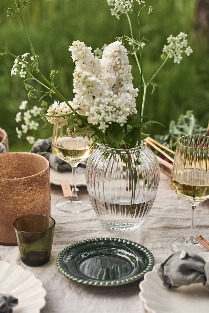 Udforsk vores havefest inspiration og tag naturen med ind til borddækningen ved at samle vilde blomster. Her kan du se Hammershøi vasen med Vil kørvel og syrener. 