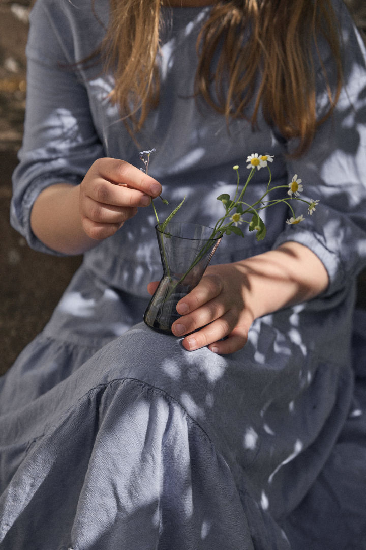 Her ses Midsummer minivase peach-leaved bellflower vasen med et par blomster i.