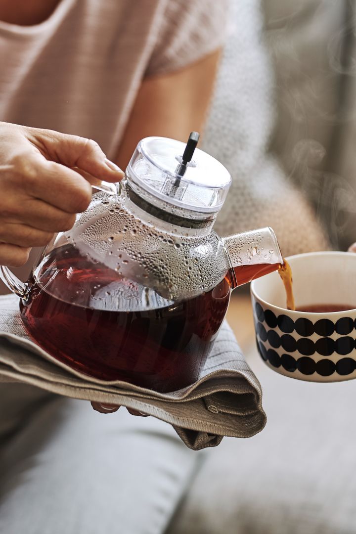 Skab en hyggelig stue og inviter dine venner til kaffe hos dig. Nyd en kop te fra Audo Copenhagen Kettle tekande.