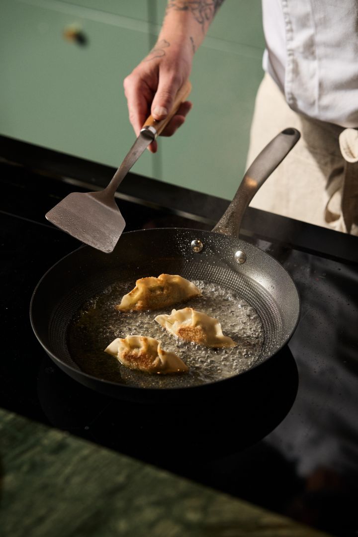 Julegaveideer - en god stegepande til hjemmekokken! Her Satake non-stick stegepande i letvægtsstøbejern. 