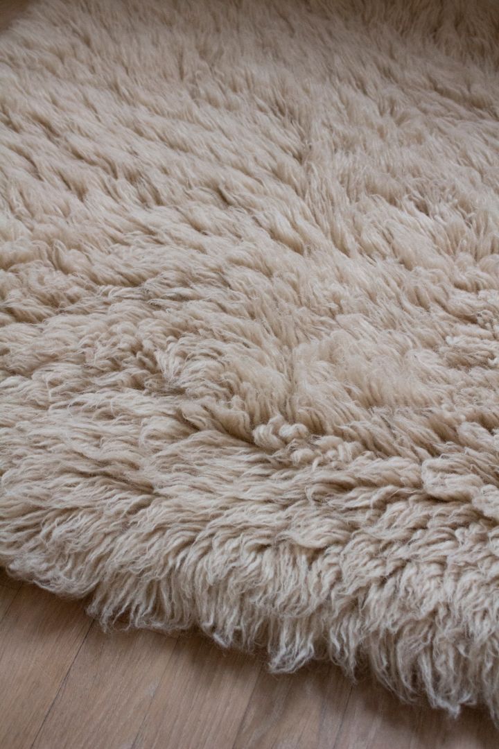 Shaggy tæppet fra Layered i vores guide til at finde det rigtige tæppe giver den perfekte hyggelige følelse i stuen.