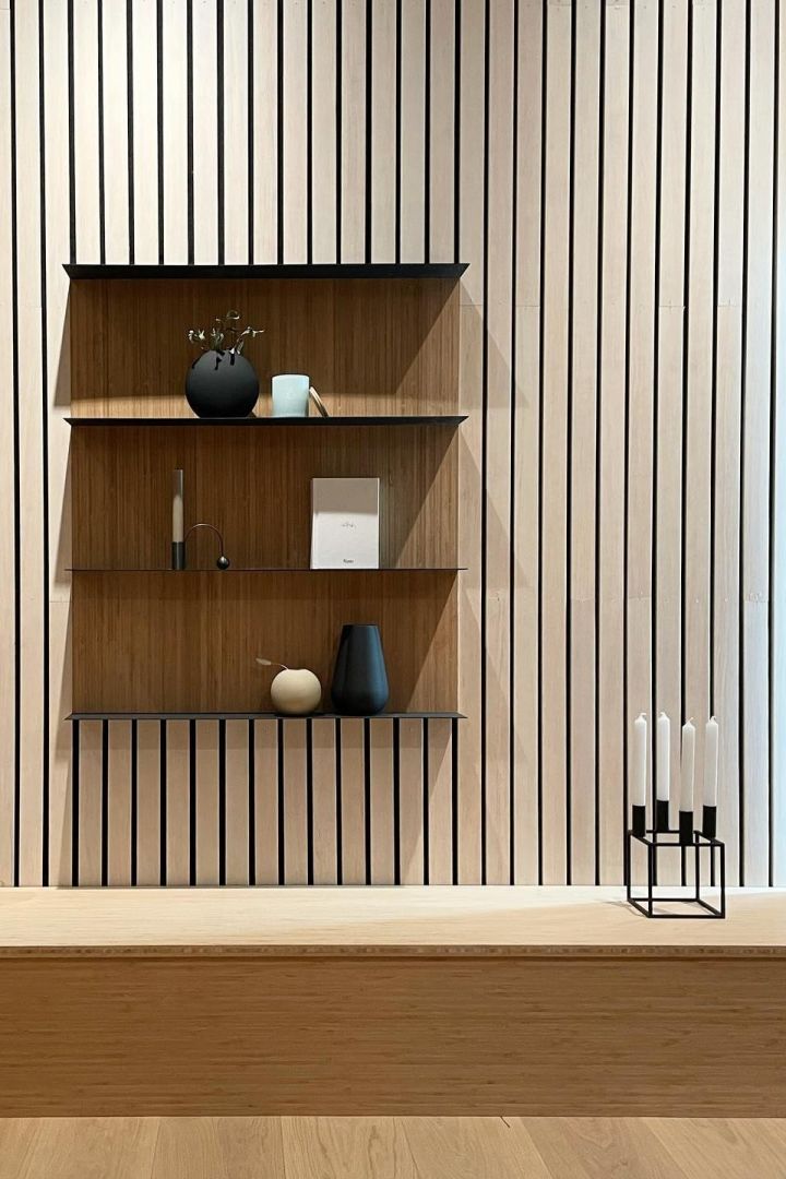 Japandi: Her kan du se en væghylde dekoreret med Kubus lysestagen fra Audo Copenhagen, Balance lysestagen fra ferm LIVING og Ball vasen fra Cooee Design.