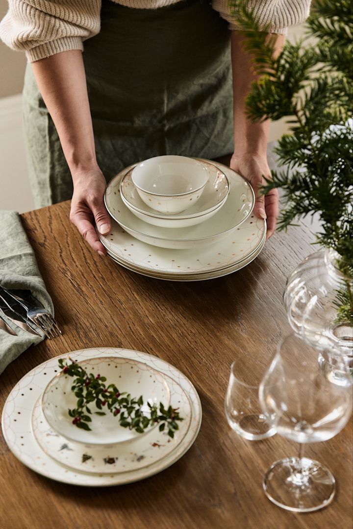 Sådan pynter du op med traditionelt skandinavisk julepynt - Julemorgen-kollektionen fra Wik & Walsøe giver en luksuriøs og skandinavisk følelse til dit julebord.  