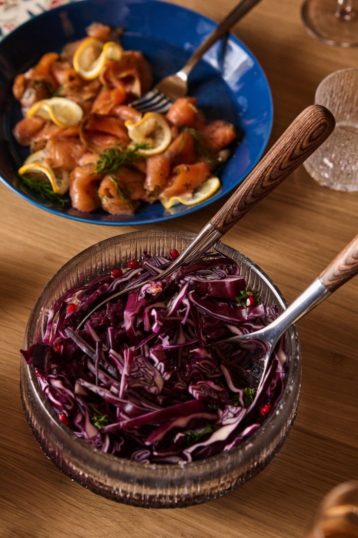 En færdig kålsalat med granatæble står på et nordisk julebord.